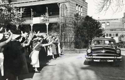 501932 Afbeelding van het vertrek per auto van Prinses Beatrix uit het Stads- en Academisch Ziekenhuis (S.A.Z.U., ...